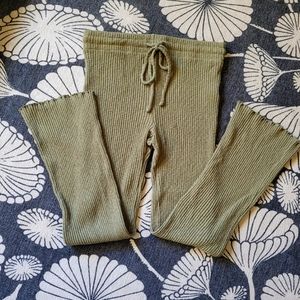 Billabong Pants Womens Size L. Only worn one time. Like new. No flaws.